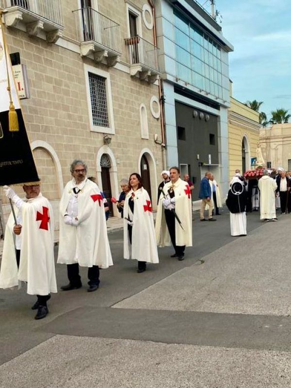 30 maggio alle ore 18 in Taranto e iniziata sul sagrato della Chiesa Santa Maria di Costantinopoli la cerimonia con processione e saluto di commiato alla Madonna di Fatima