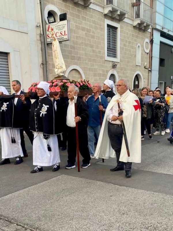 30 maggio alle ore 18 in Taranto e iniziata sul sagrato della Chiesa Santa Maria di Costantinopoli la cerimonia con processione e saluto di commiato alla Madonna di Fatima
